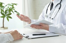 Médico atendiendo a un paciente en consulta de especialidades